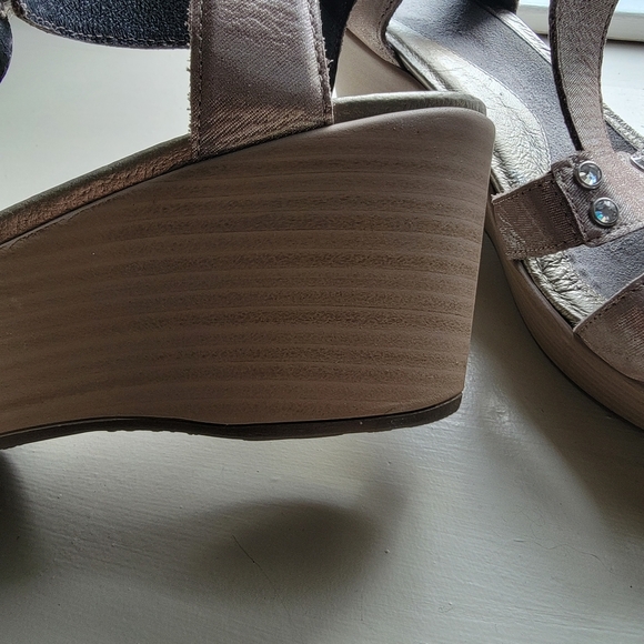 Naot silver thread wedge sandal, crystal Embellishment, Size 40 (8 1/2-9) - Picture 3 of 4